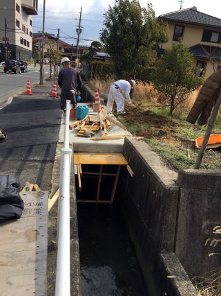 水路に橋を床板を架ける工事