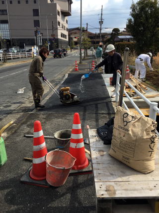 水路に橋を架ける工事